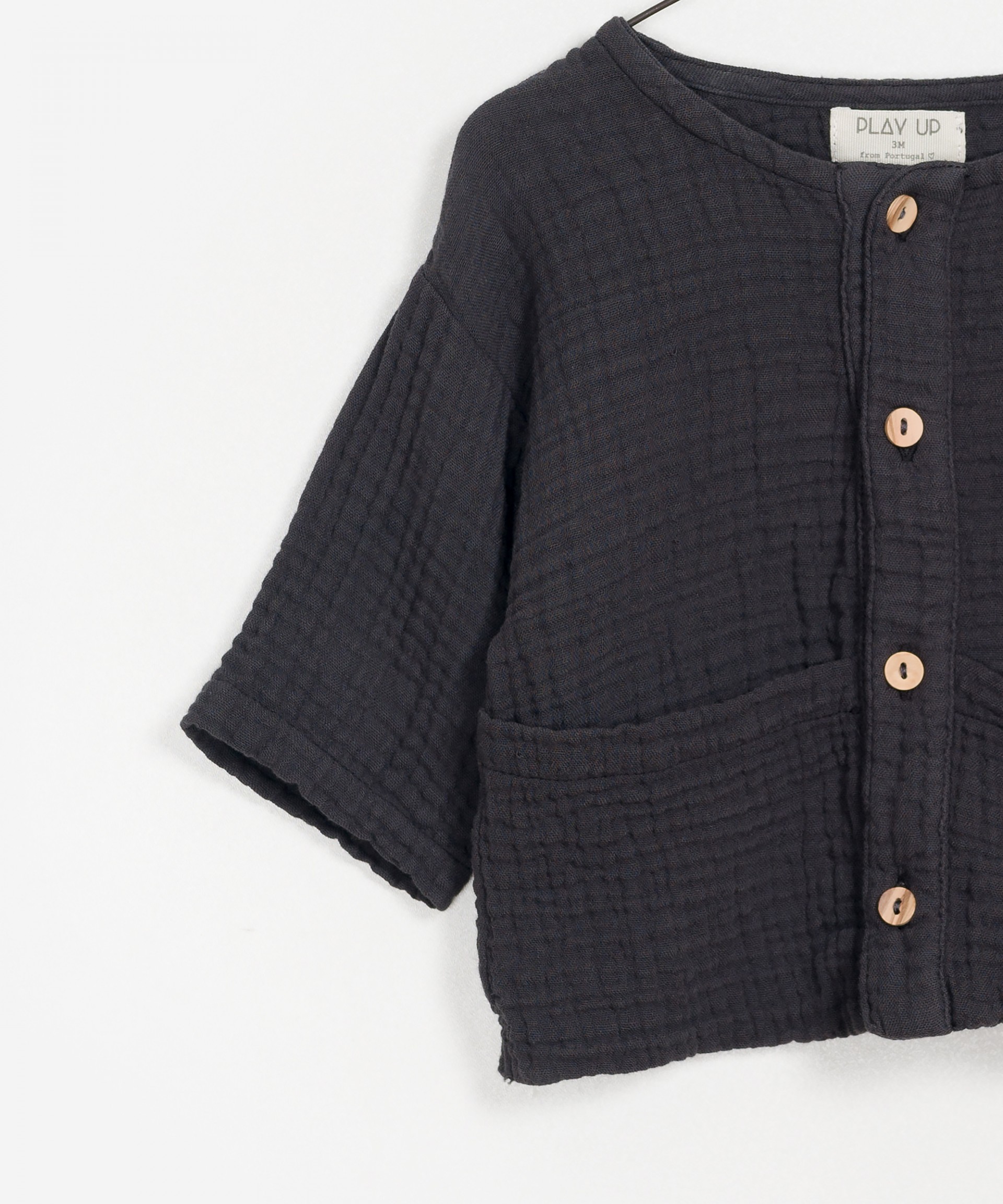 Camisa com relevo em algod�o org�nico