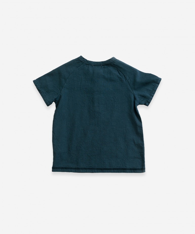 T-shirt com abertura de bot�es