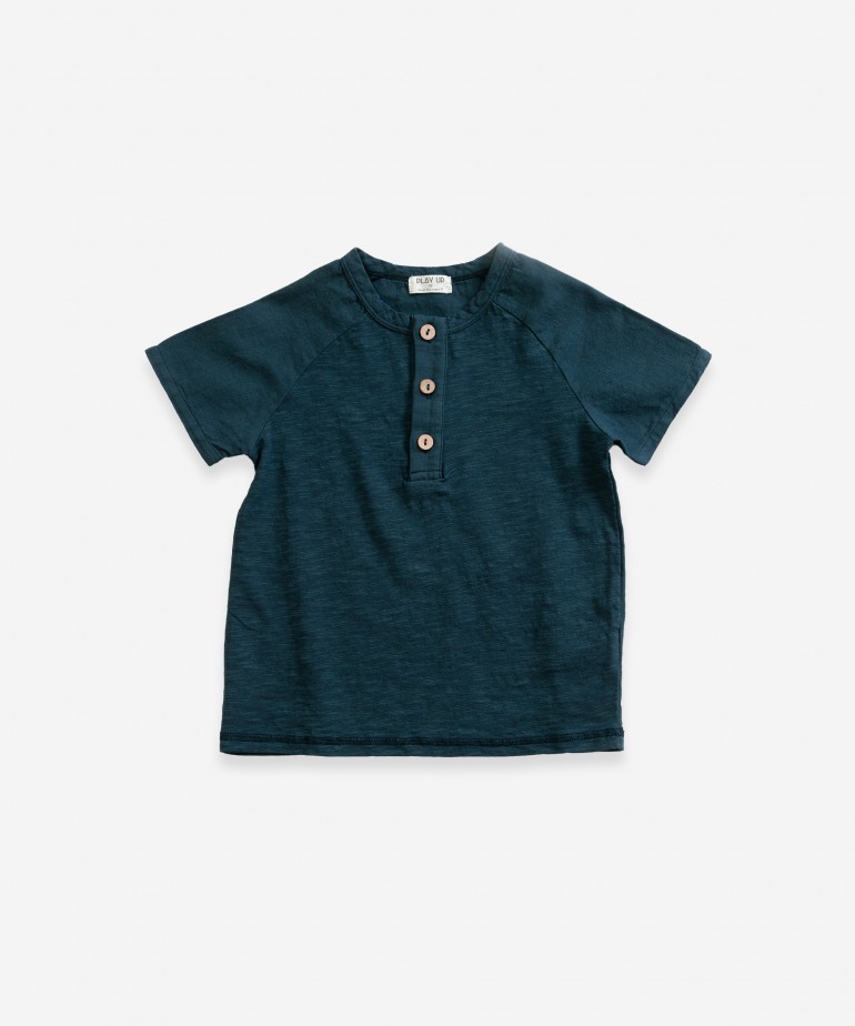 T-shirt com abertura de bot�es