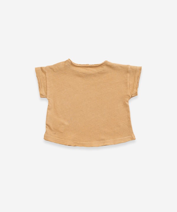 Camiseta con abertura en el hombro