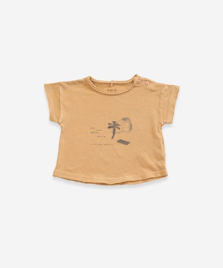 T-shirt com abertura no ombro