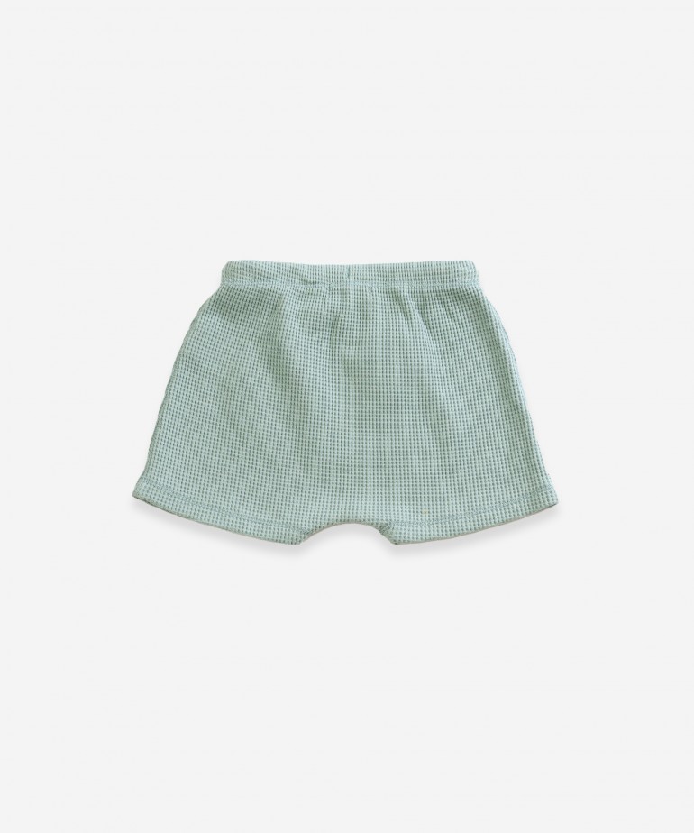 Pantal�n corto con bolsillo estilo canguro