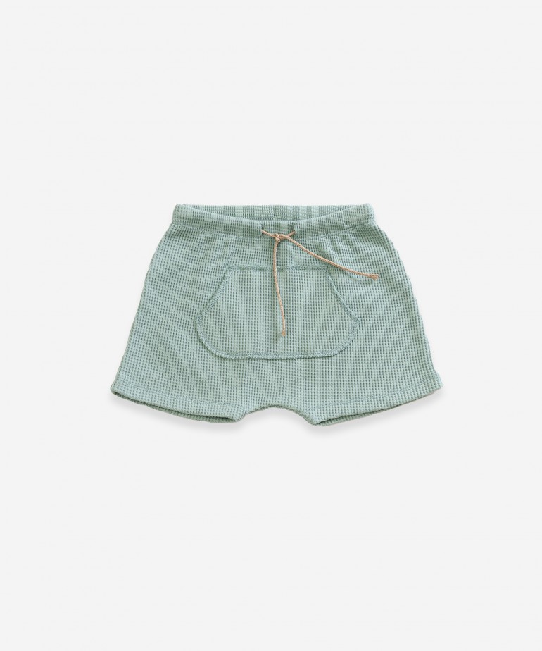 Pantal�n corto con bolsillo estilo canguro