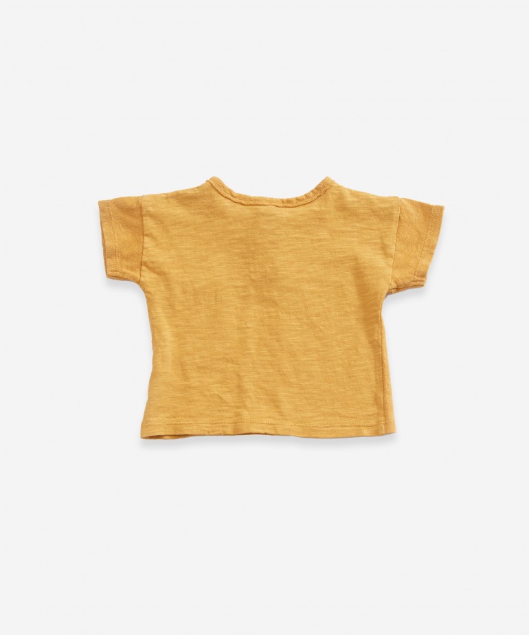 T-shirt with two buttons