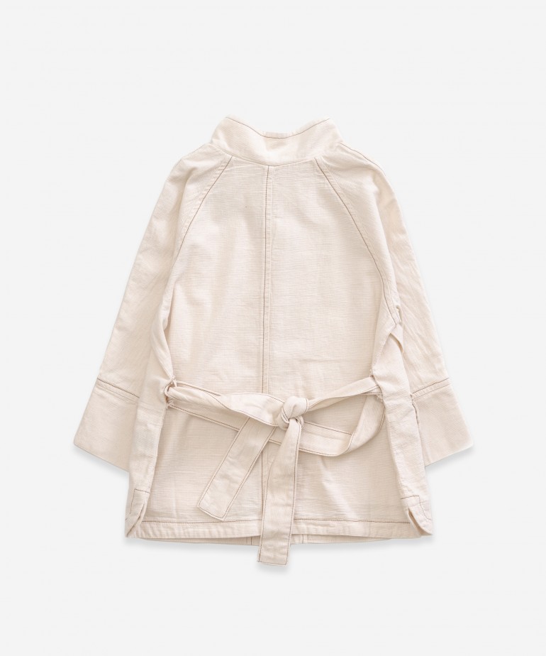 Casaco com bolsos e cinto