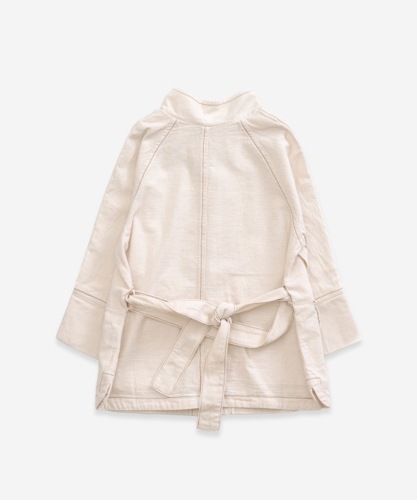 Casaco com bolsos e cinto