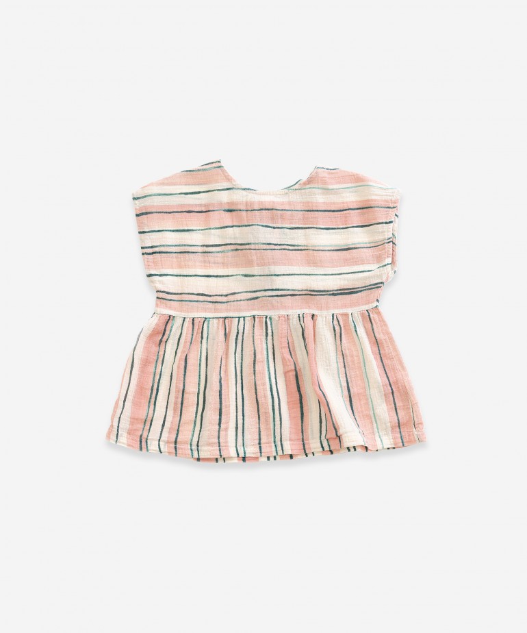 T�nica com estampado de riscas