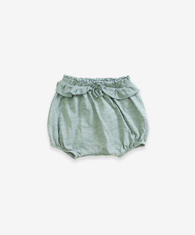 Shorts with frill on waist