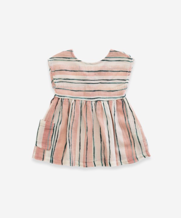 Vestido con estampado de rayas