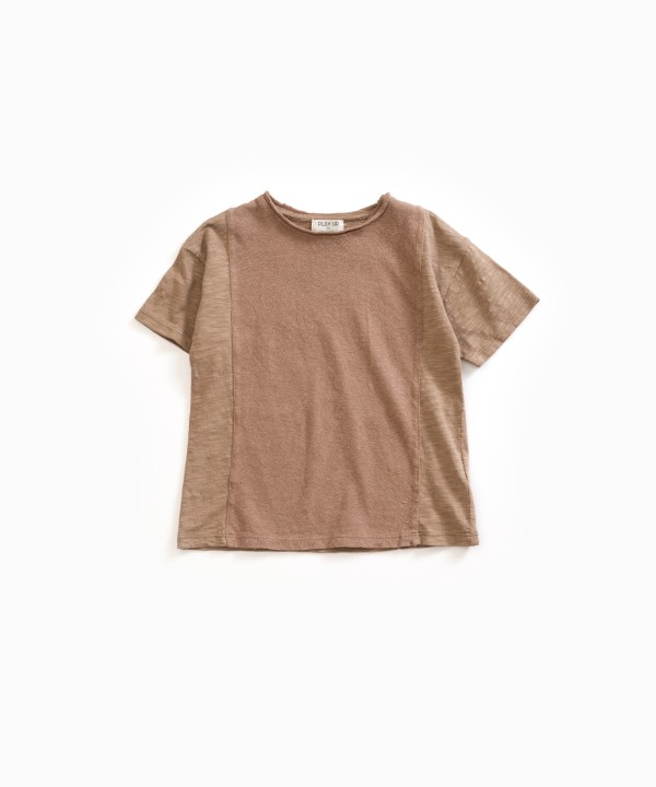 T-shirt com pormenor de encaixe 
