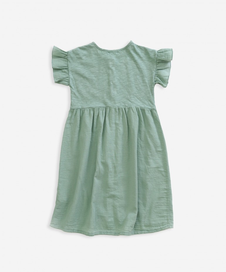 Vestido com abertura de bot�es