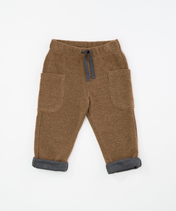 Calça com fibras recicladas