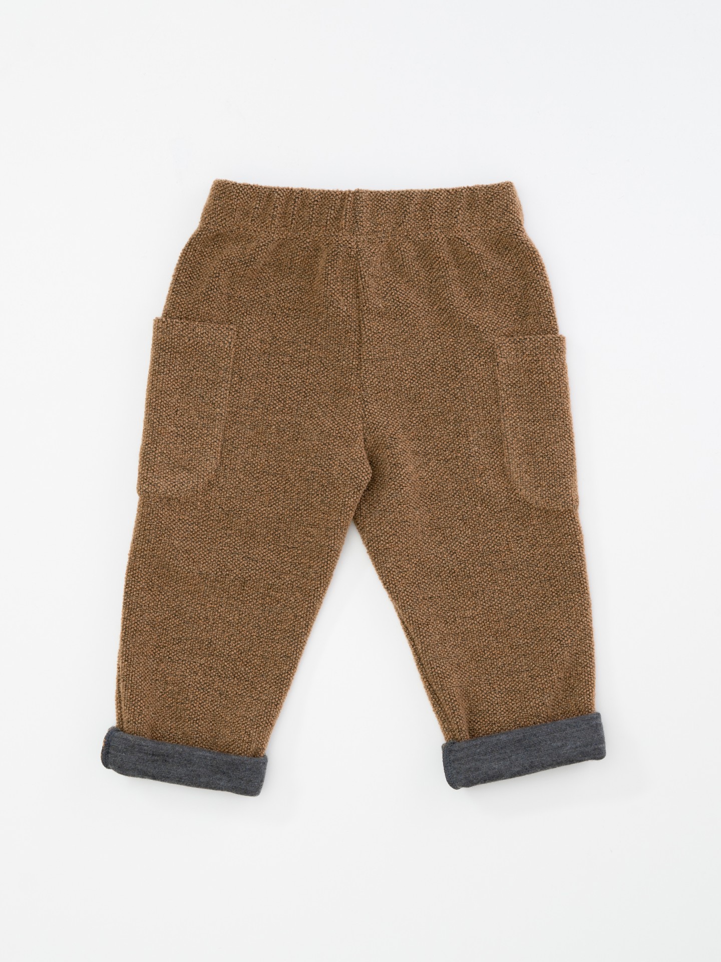 Calça com fibras recicladas