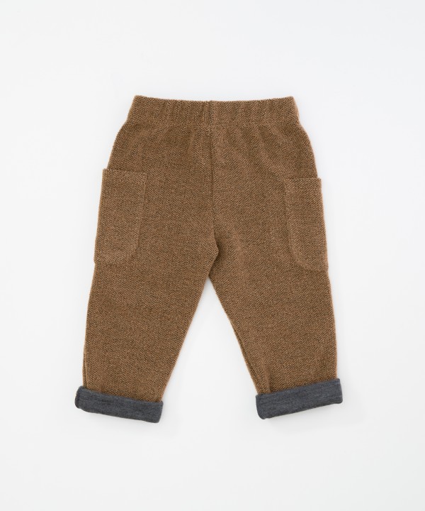 Calça com fibras recicladas
