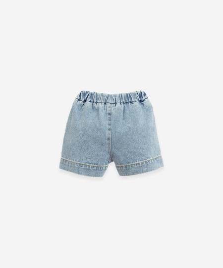 Denim shorts with coconut button