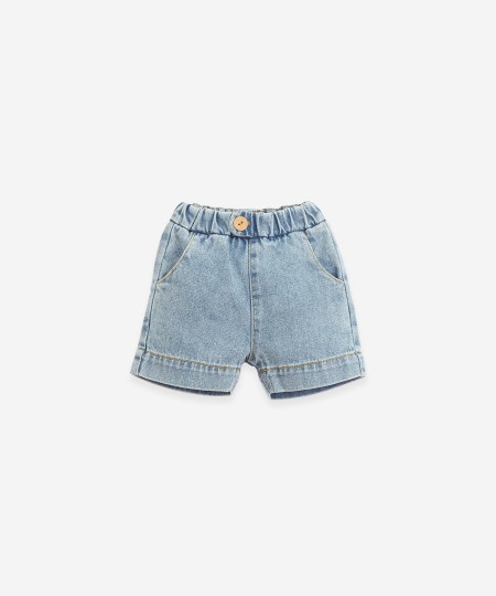 Denim shorts with coconut button