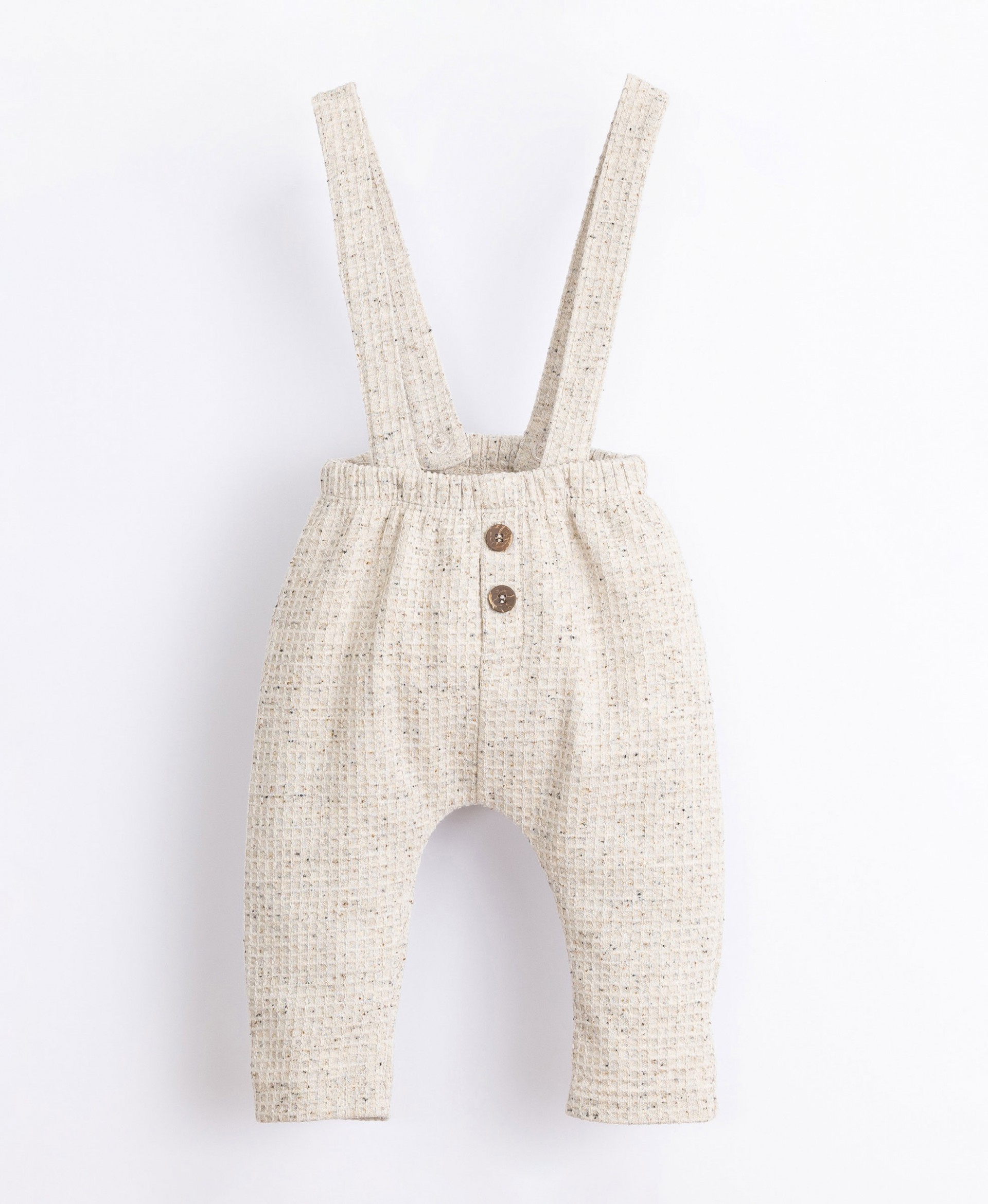 Pantalón confeccionado con fibras recicladas y algodón | Illustration