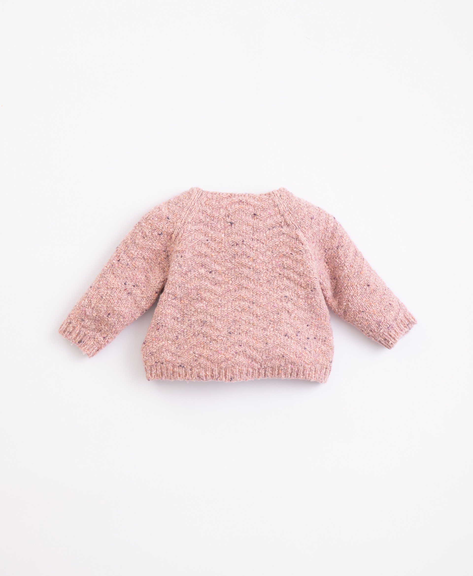Jersey made from recycled fibres with coconut buttons | Illustration