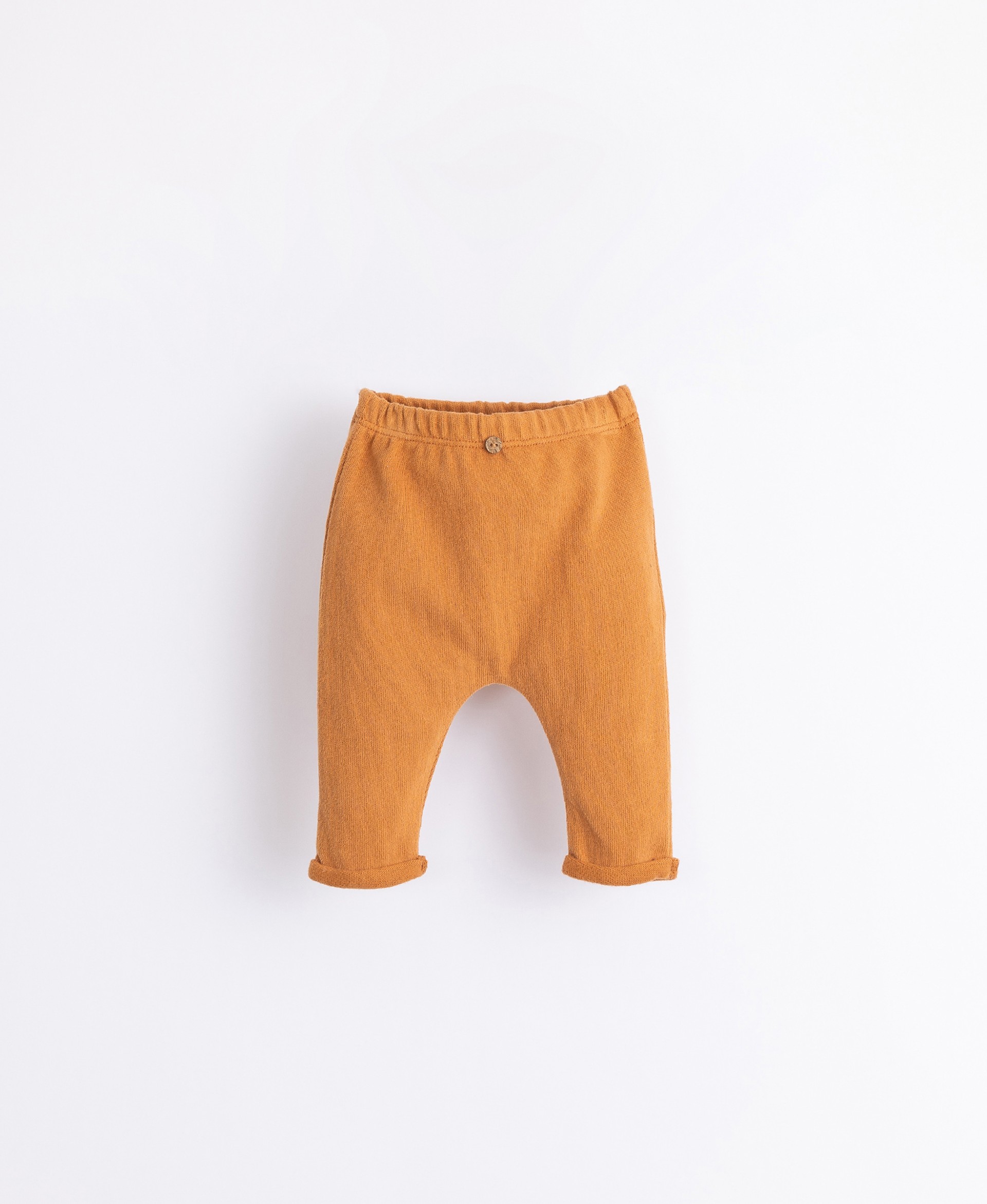 Trousers with decorative button | Illustration