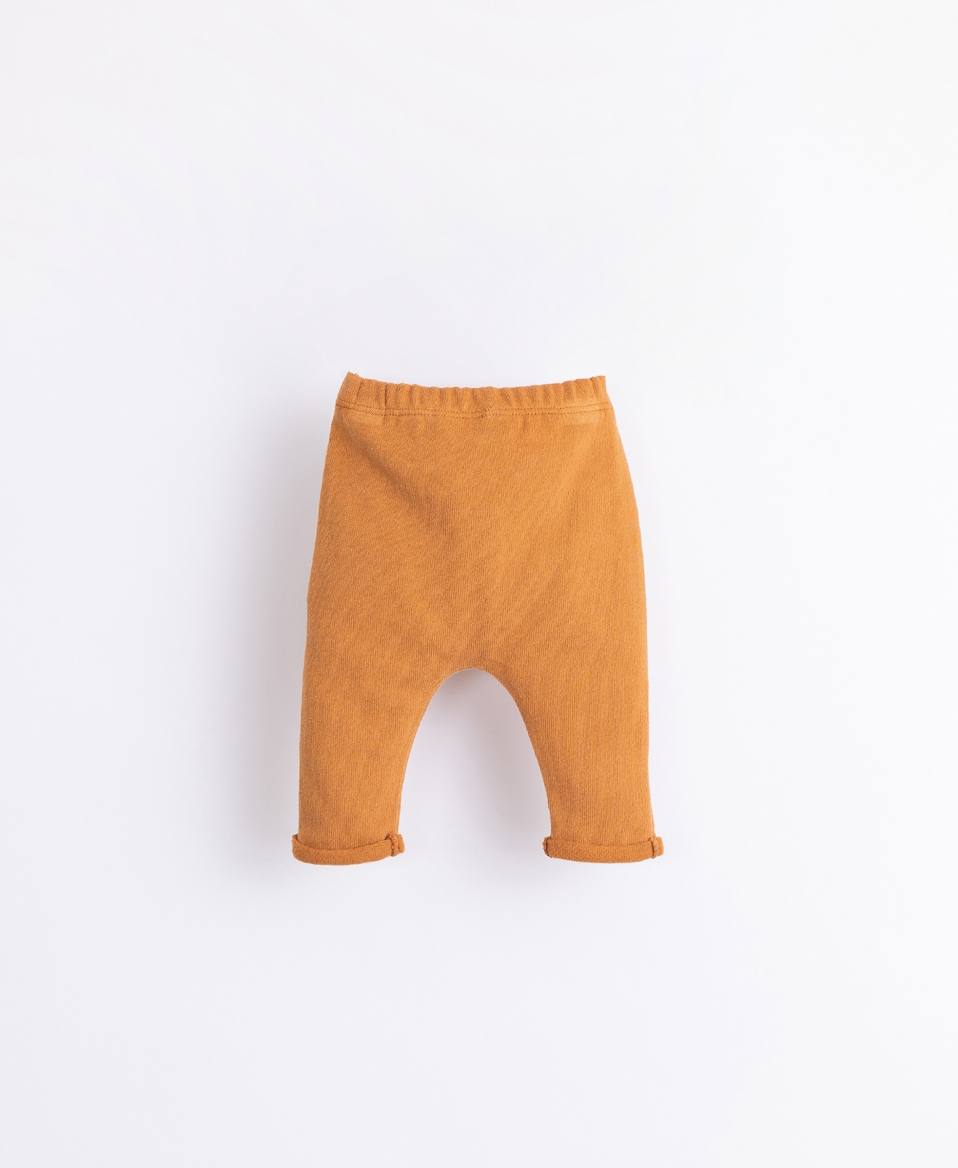 Trousers with decorative button | Illustration