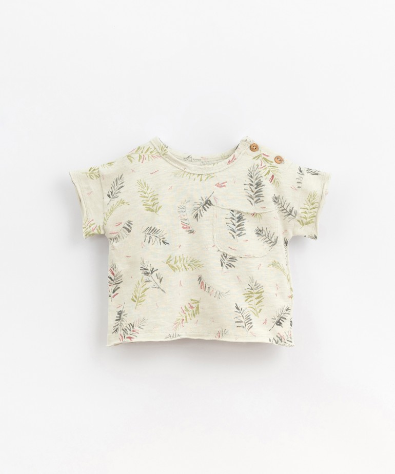 T-shirt com estampado de pinheiros em algodão orgânico