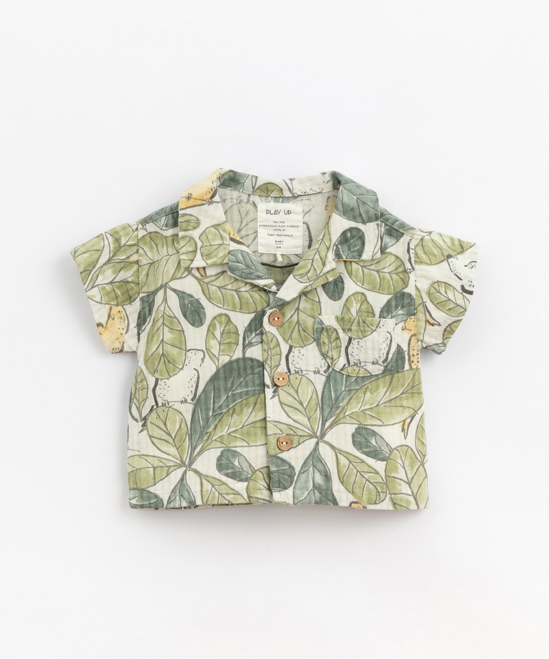 Camisa de tecido com estampado de periquitos