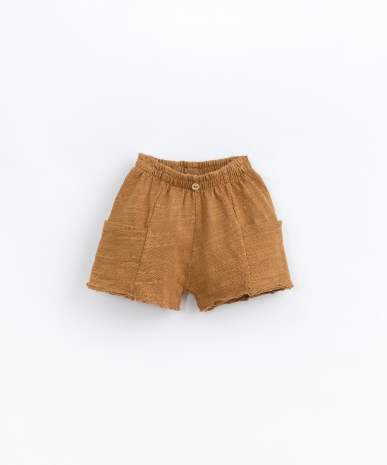 Pantalones cortos hechos de una mezcla de algodón orgánico y algodón reciclado 