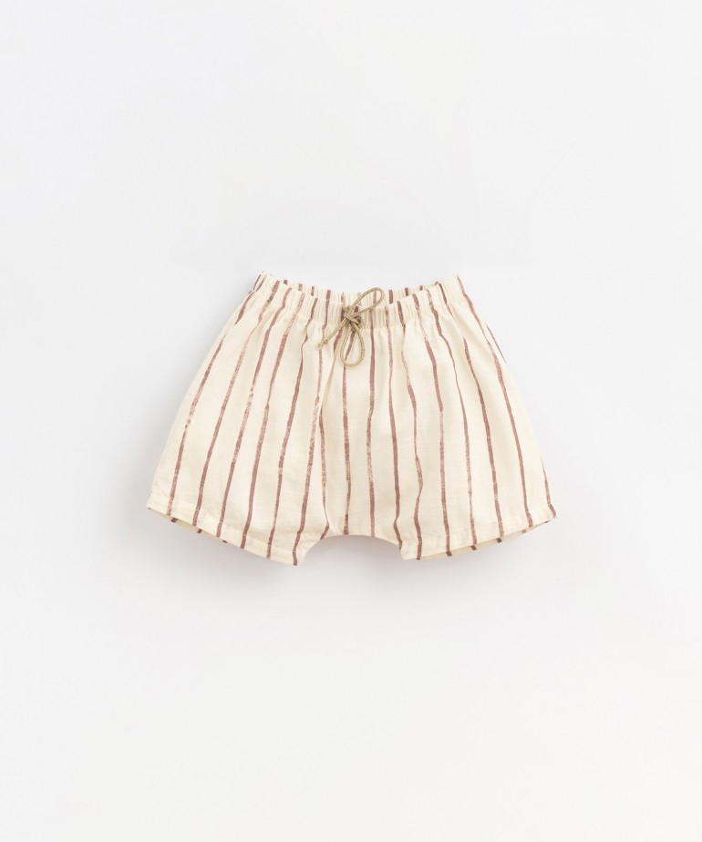 Fabric shorts with blended natural fibers