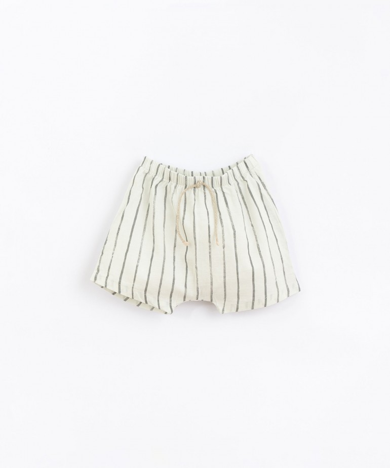 Fabric shorts with blended natural fibers