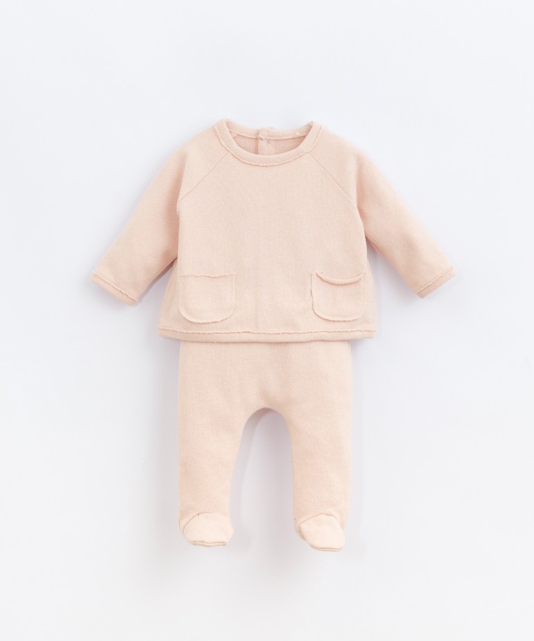 Set in blend of organic cotton and recycled cotton