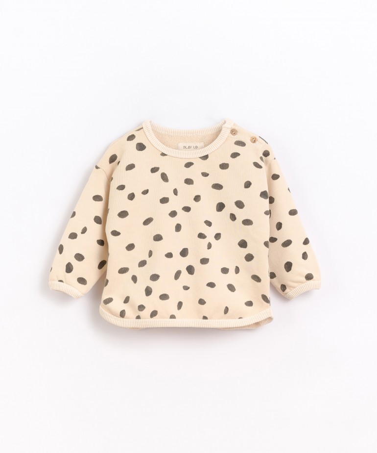 Sweater with large spots print