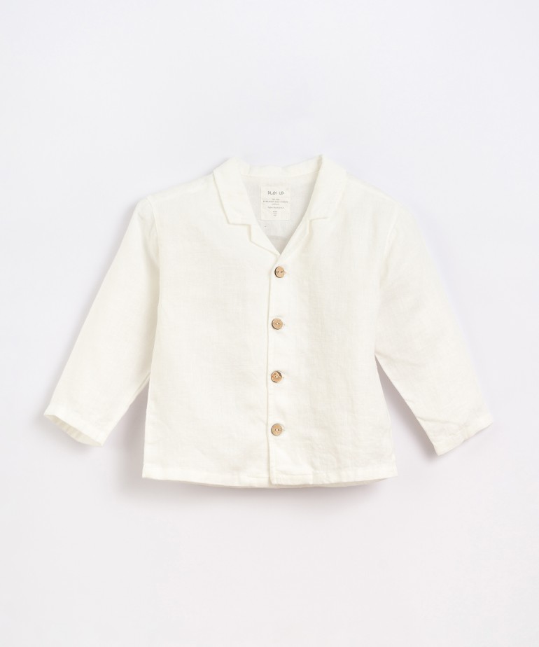 Linen shirt with coconut shell buttons