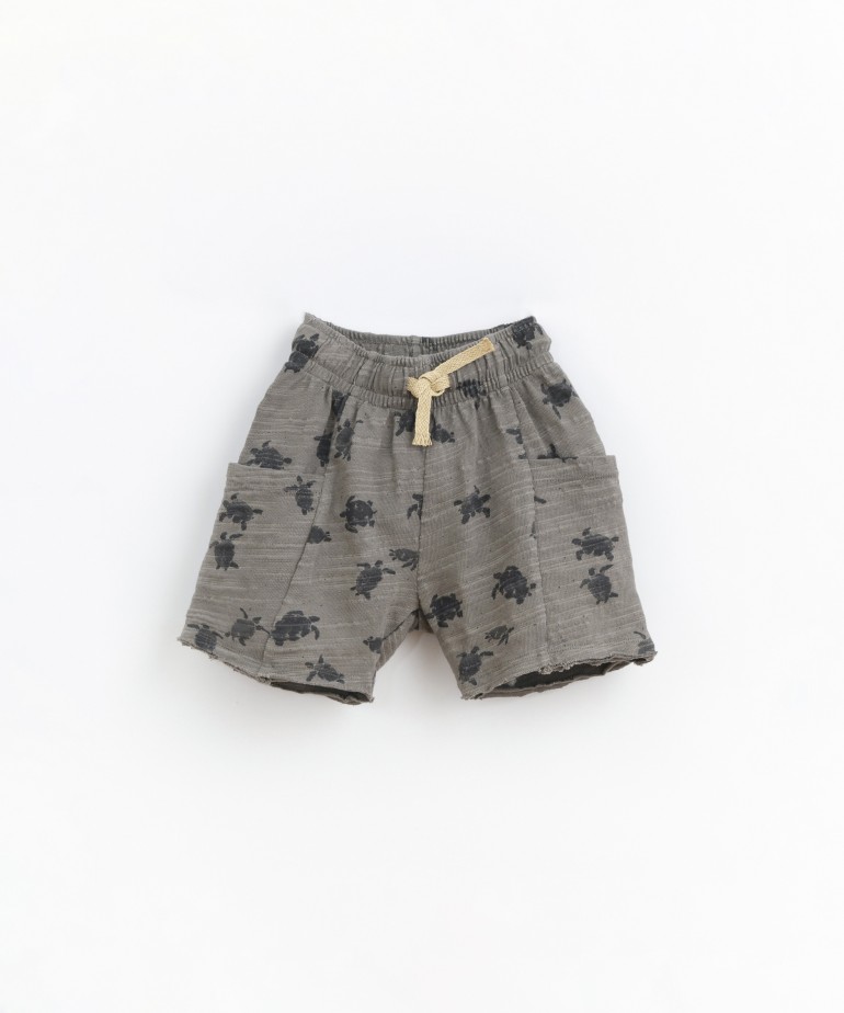 Jersey shorts with turtle print