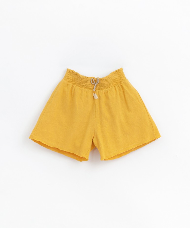 Shorts in natural fibers with decorative pull-string