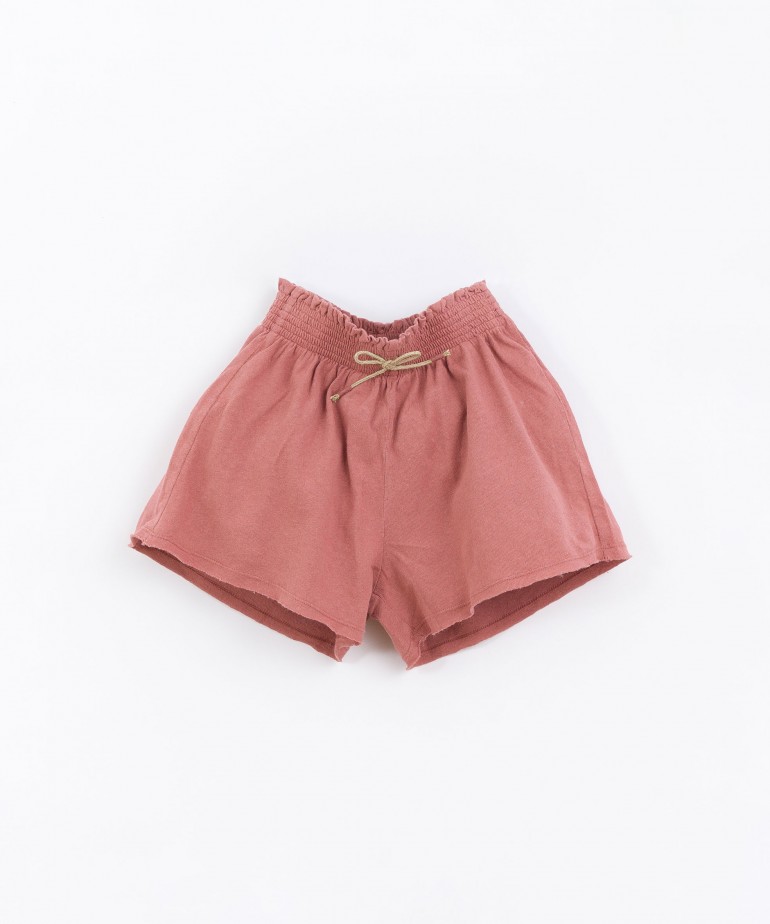 Shorts in natural fibers with decorative pull-string