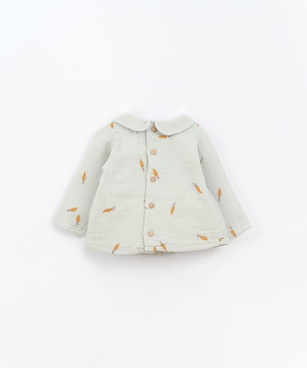 Blusa de tela con estampado de zanahorias