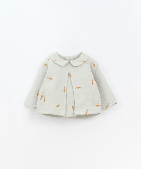 Blusa de tecido com estampado de cenouras