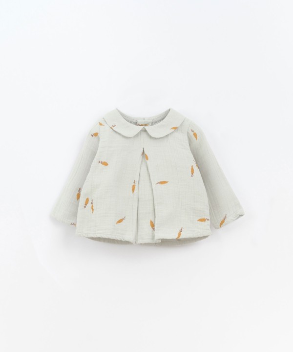 Blusa de tela con estampado de zanahorias