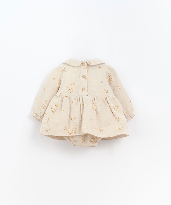 Mono de tela con estampado de ramitos