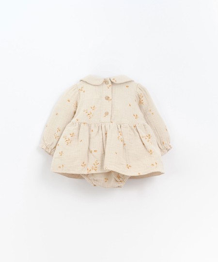 Macacão de tecido com estampado de raminhos