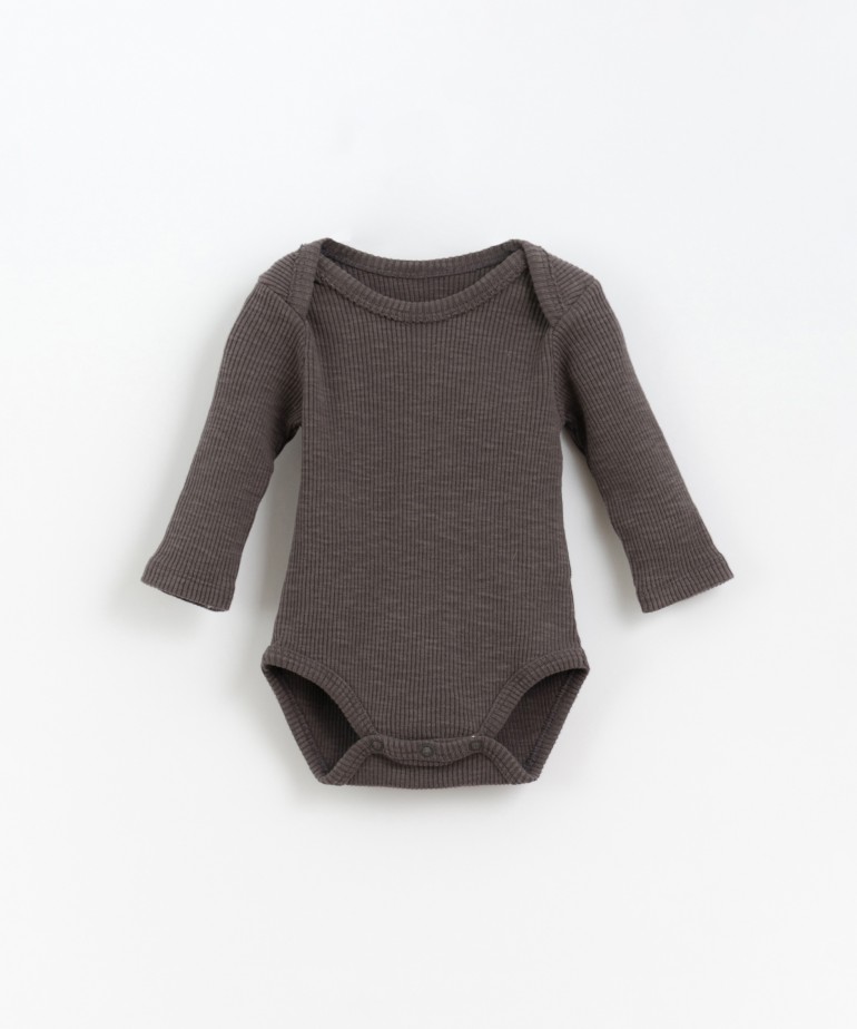 Organic cotton body with a detail on the shoulders