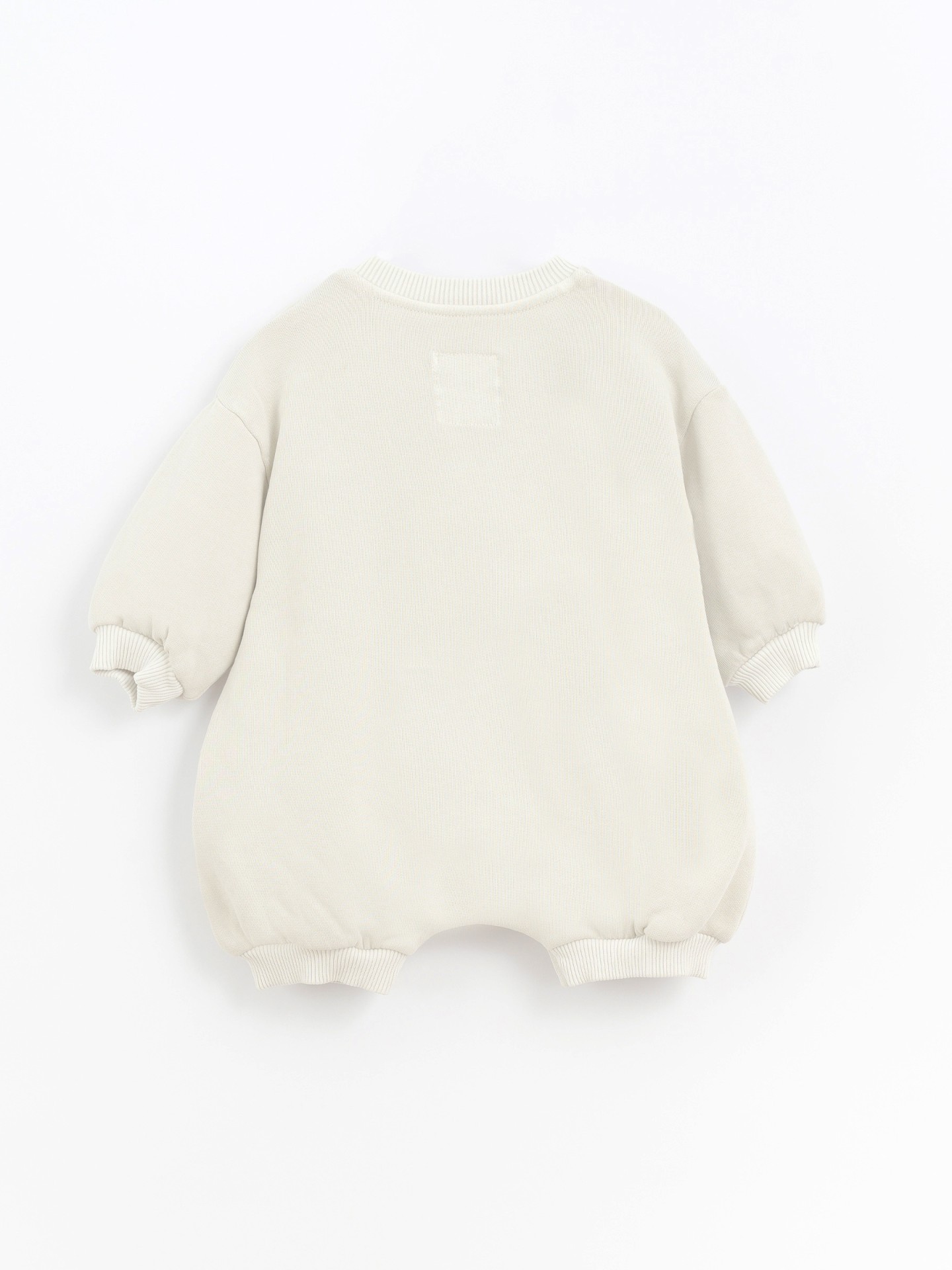 Mono com encaje en el pecho