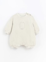 Mono com encaje en el pecho