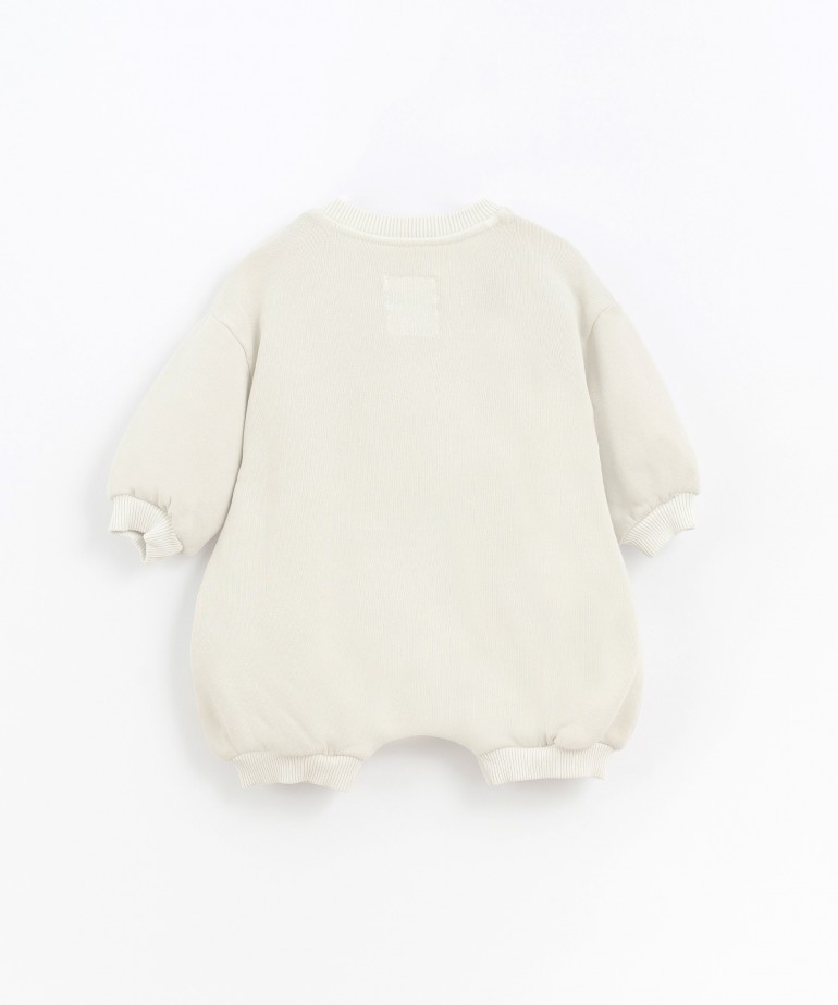 Macaco com encaixe no peito