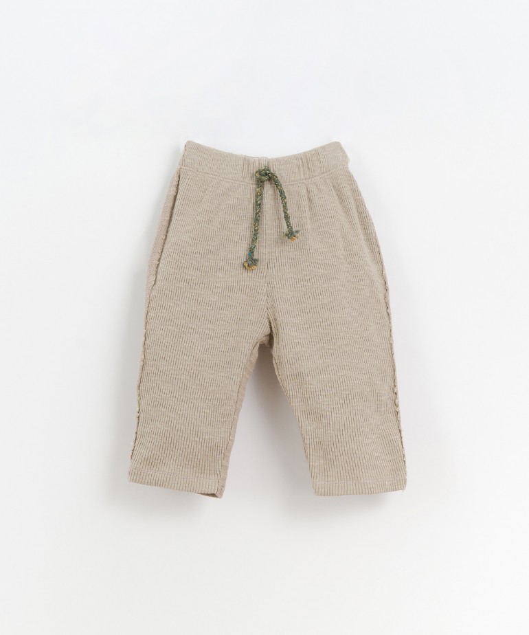 Trousers with mixture of knits