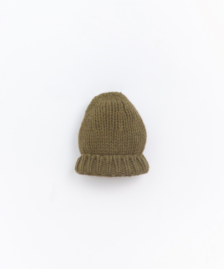 Knitted beanie with recycled fibres