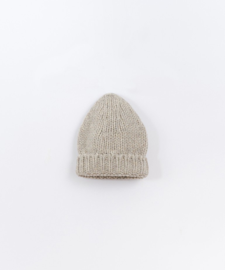 Knitted beanie with recycled fibres