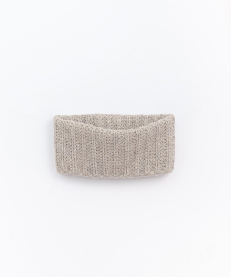 Cuello tricotado con fibras recicladas