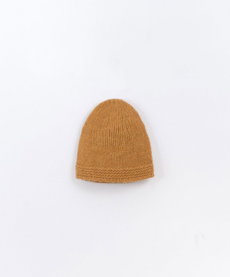 Knitted beanie with pleated details 