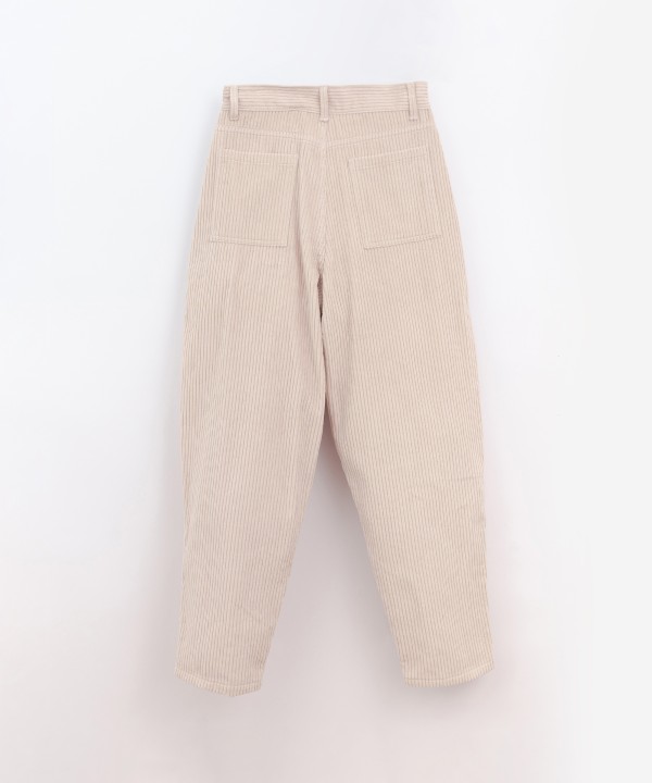 Pantalon en velours c�tel� avec bouton en noix de coco